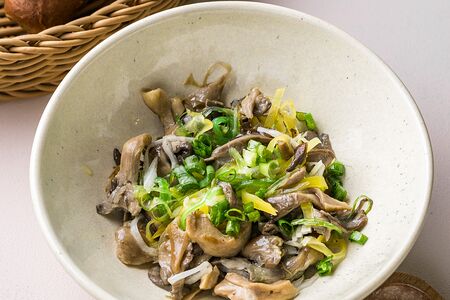 Салат с жареными вешенками