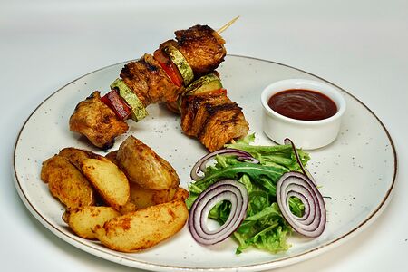 Шашлычки из индейки и овощей