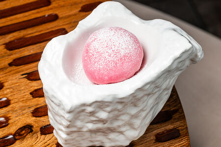 Моти клубника юдзу, сливочный крем