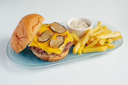 Трюфельный бургер, картофель фри