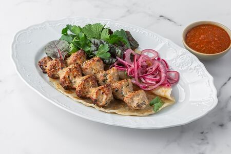 Кебаб из цыплёнка с зеленью и лепёшкой Роти