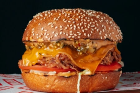 Бургер с рваной свиной шеей