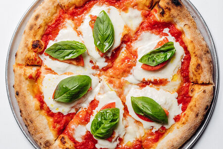 Пицца с бурратой и томатами