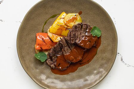 Медальоны из говядины с соусом бургиньон