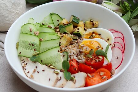 Поке-боул с зеленой гречкой