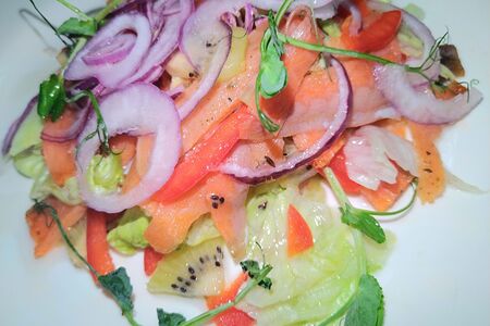 Салат из семги с киви