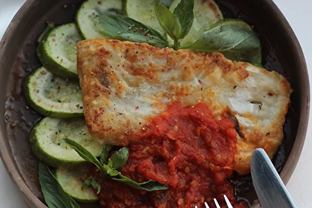 Филе трески с молодыми овощами