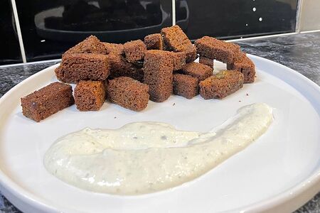 Гренки бородинские с соусом БлюЧиз