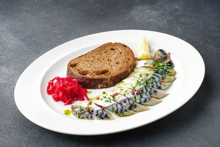 Скумбрия слабосоленая с маринованным луком и бородинским хлебом