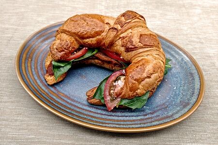 Круассан с томлеными щечками