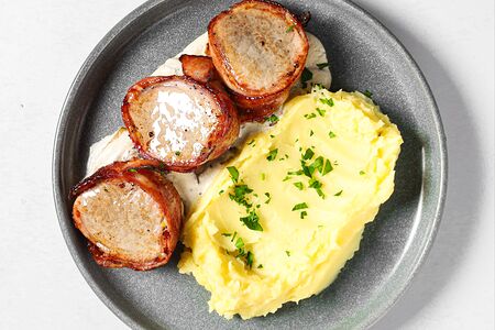 Медальон из свинины в сливочно-грибном соусе с картофелем