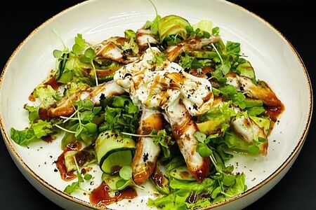 Салат с угрём и молодой страчетеллой