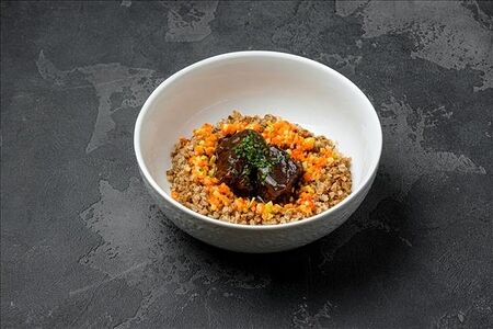 Томленая мраморная телятина с мясным соусом и картофельным пюре