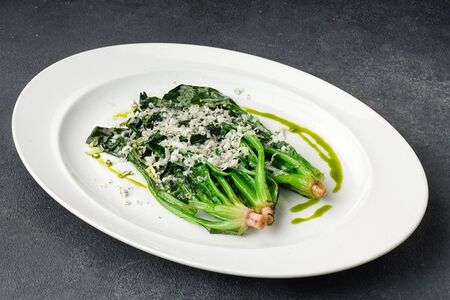 Обжаренный шпинат с сыром дорблю