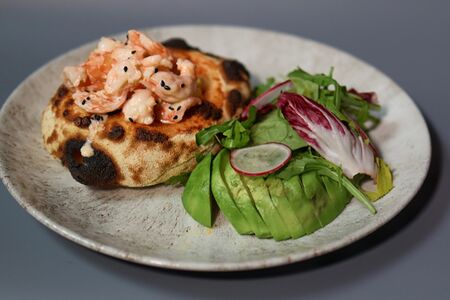 Неаполитанская лепёшка со скремблом, авокадо и креветками