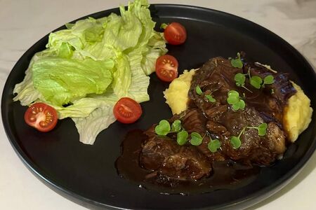 Томлёные телячьи щёчки в соусе демиглас