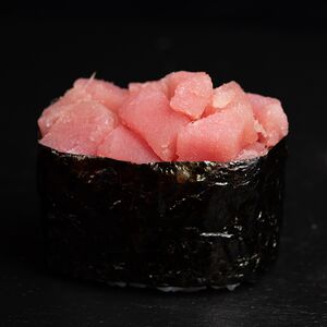 Острый гункан с тунцом