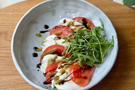 Капрезе из сезонных томатов 