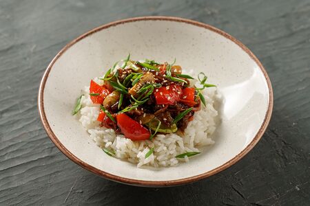 Мраморная говядина по-азиатски с рисом и овощами в сычуаньском соусе