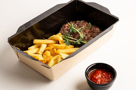 Рубленный стейк из говядины с картофелем фри (Яндекс)