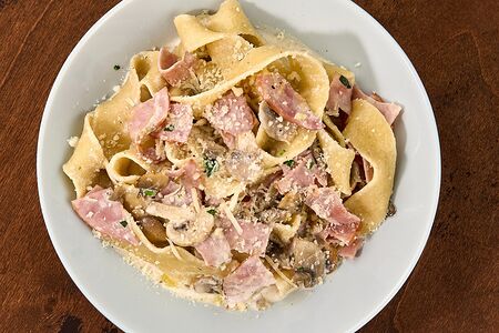 Паста с ветчиной и грибами