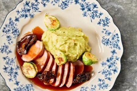 Свиная вырезка со сморчками, пюре из картофеля, печеным чесноком и солодовым соусом