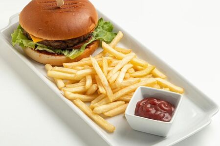 Бифбургер с говяжьей котлетой и картошкой фри 