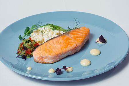 Стейк из лосося со сливочным птитимом и соусом айоли