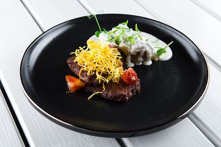 Говядина с картофелем пай и соусом блю чиз