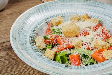 Цезарь с лососем слабой соли