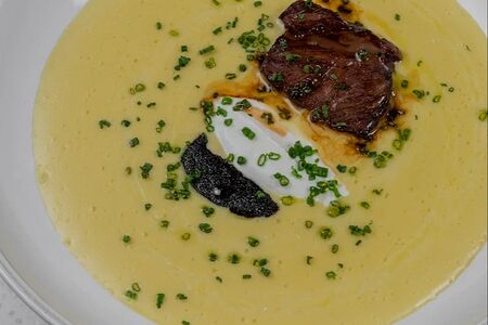 Картофельный крем-суп с говяжьими щечками и икрой палтуса