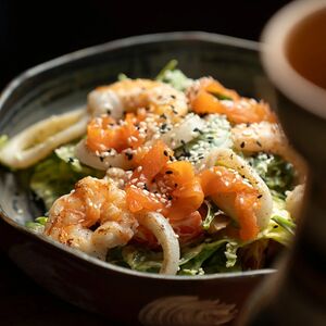 Креветки с кальмаром, тунцом-гриль и айоли-манго