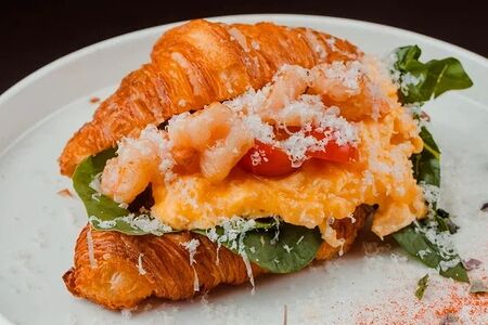 Скрембл с креветками и круассаном