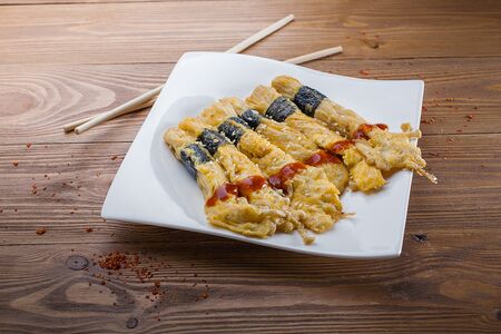 Эноки с омлетом под устричным соусом