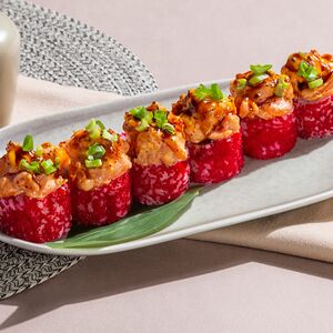 Ролл с опалённым лососем