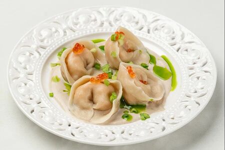 Пельмени с копченой форелью и красной икрой