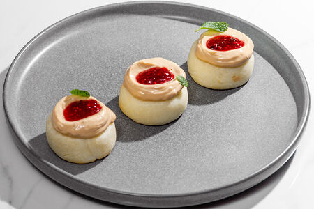 Сырники с малиной и вареной сгущенкой