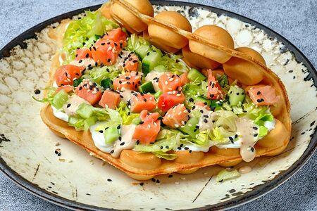 Баблс-вафля с маринованным лососем и апельсином