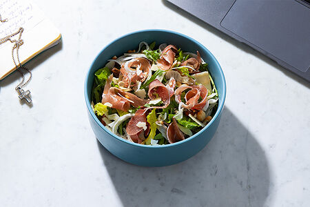 Салат с пармской ветчиной, финиками и сыром пармезан