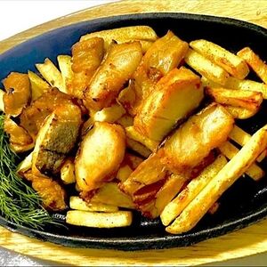 Шипящая сковорода с белой рыбой