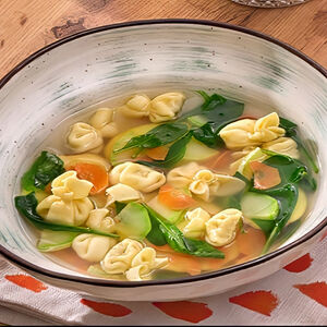 Куриный бульон с равиоли и овощами 