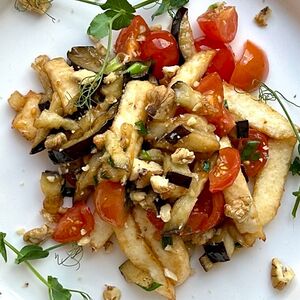 Теплый баклажан, адыгейский сыр, томаты, грецкий орех