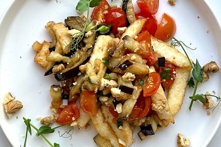 Теплый баклажан, адыгейский сыр, томаты, грецкий орех