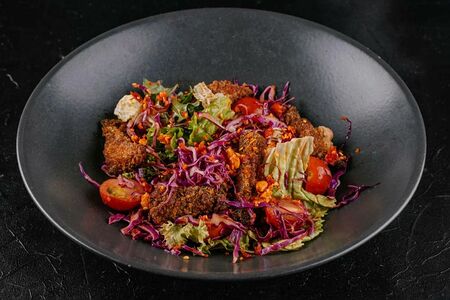 Салат с хрустящим цыпленком