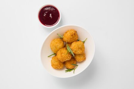 Хрустящие сырные шарики с соусом из брусники