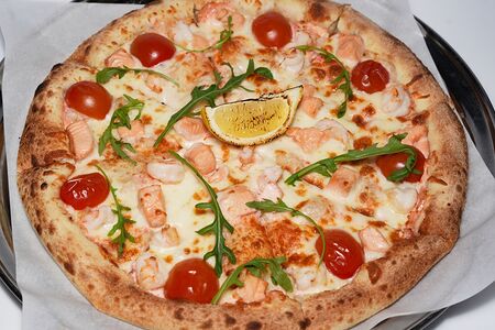 Пицца С лососем и креветками