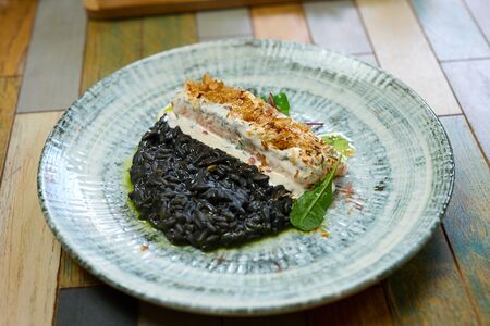 Стейк из лосося с пастой орзо со сливочным соусом