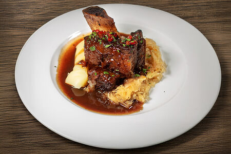 Томлёное ребро с квашеной капустой