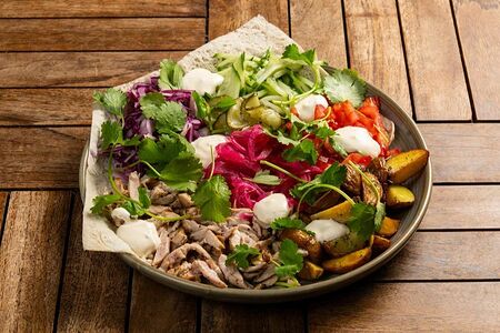 Шаверма на тарелке с цыплёнком