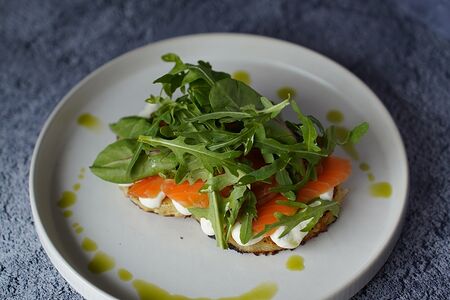 Картофельный драник с форелью и сливочным сыром